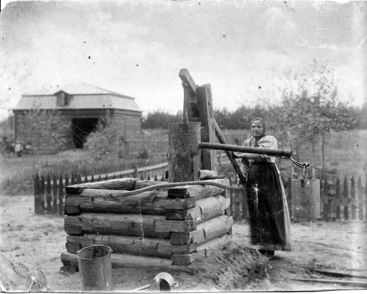 Крестьянка у колодца, 1910 - 1915. Выставка «Источник воды и хранитель тайн» с этой фотографией.