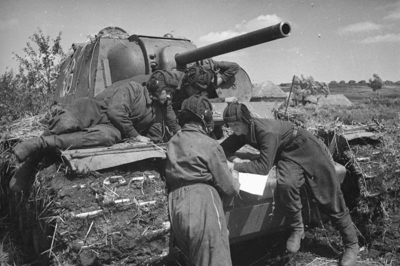 Брянский фронт. Танкисты. Танк КВ-1, 1941 год. Выставка «Танки, еще танки, еще больше танков!» с этой фотографией.&nbsp;