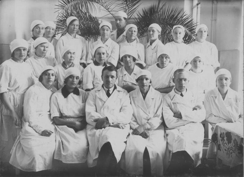 Группа врачей, акушерок и младших работников отделения, 1930-е