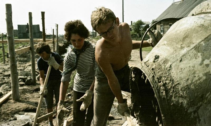 Студенты МГУ на стойплощадке, 1967 год, Архангельская обл., Соловецкий о.. Из серии «Студенческий отряд МГУ на Соловках».