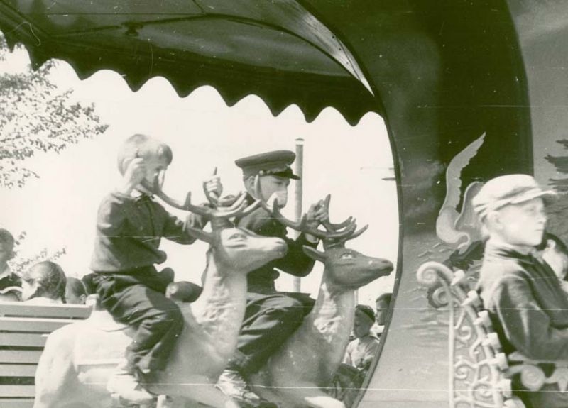 Парк культуры и отдыха: на карусели, 1962 год, г. Череповец. Выставка «Парк собирает друзей» с этой фотографией.&nbsp;