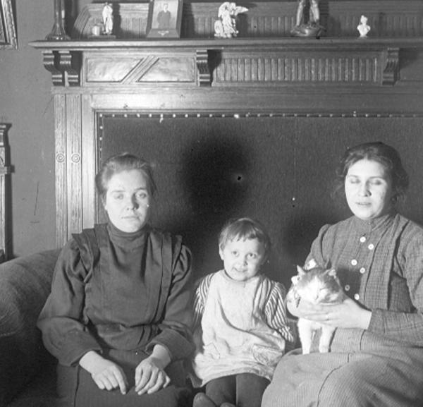 Без названия, 1910-е. В центре –&nbsp;сын фотографа, справа – жена фотографа А. Н. Авдонина (Бахтель).Выставка «В комнатах» с этой фотографией.