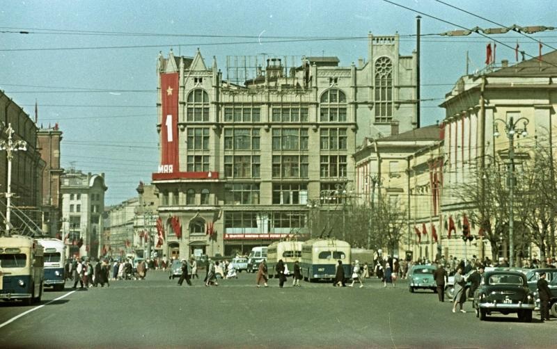 Театральная площадь, празднично оформленный фасад ЦУМа, 1 - 2 мая 1961, г. Москва