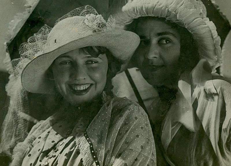 Портрет двух девушек, 1930-е. Выставка «Не забывайте радовать людей улыбкой» с этой фотографией.