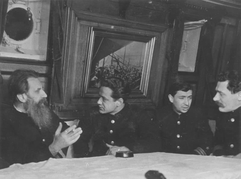 Отто Шмидт (слева), 19 февраля 1938 - 17 марта 1938. Видео «Неизведанные края Отто Шмидта» с этой фотографией.