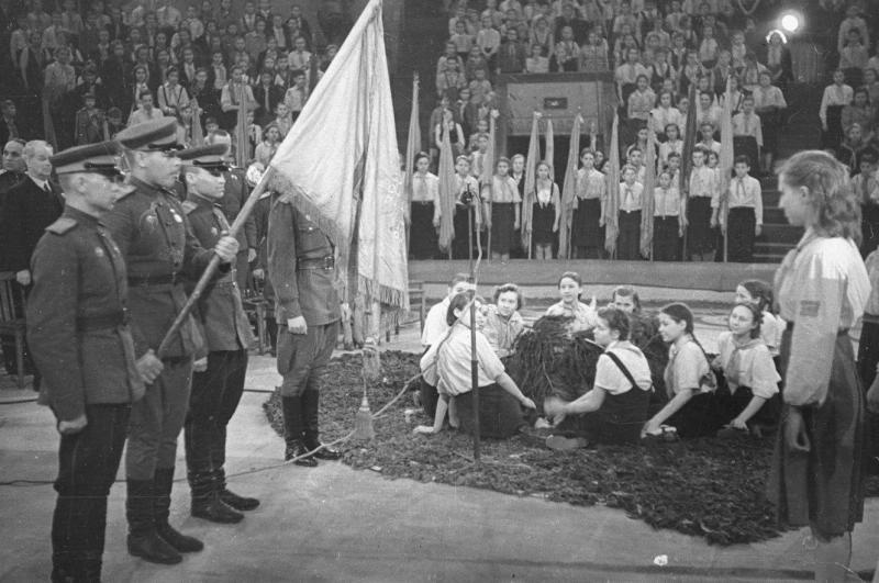 Передача знамени гвардейцев лучшей дружине, 1943 год, г. Москва