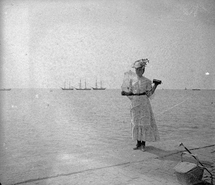 На пристани, 1903 год, г. Бердянск. Александра Савицкая.