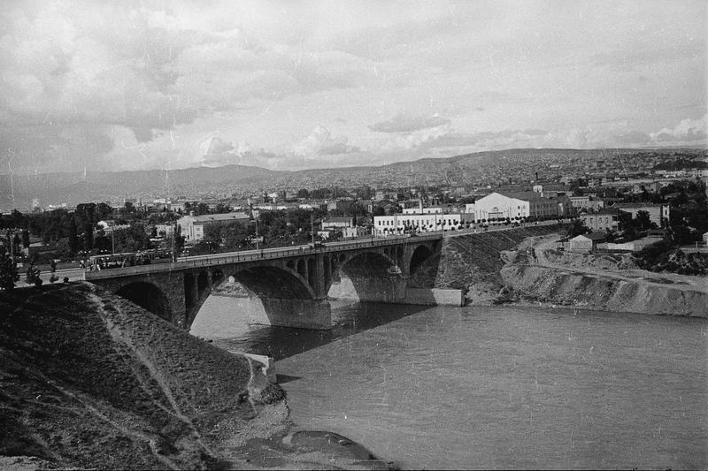 Арочный мост через Куру, 1930-е, Грузинская ССР, г. Тифлис. С 1936 года – Тбилиси.