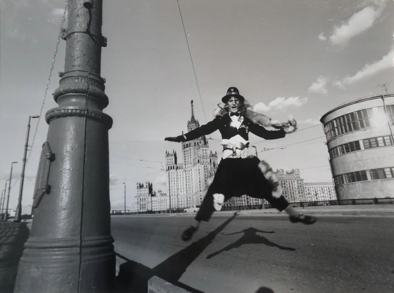 «Прыжок», 1990 - 1993, г. Москва. На фотографии – Сергей Пенкин.Выставка «"Студия 50А"» с этой фотографией.