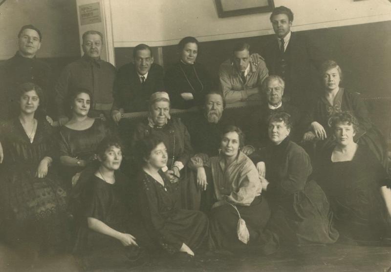 Групповой портрет служащих учреждения, 1915 - 1918