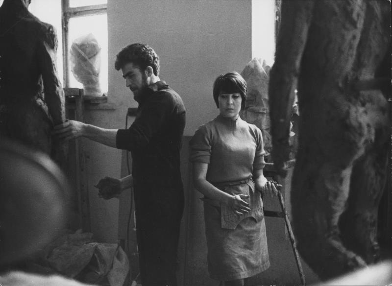 В скульптурной мастерской, январь 1969, г. Москва. Из серии «МВХПУ, бывшее Строгановское училище».Выставка «Вхожу, ваятель, в твою мастерскую» с этой фотографией.&nbsp;