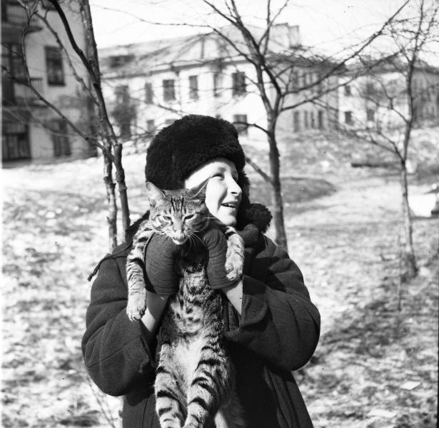 Мальчик с котом, 1960-е, о. Сахалин, г. Южно-Сахалинск. Предположительно г. Южно-Сахалинск.Выставки:&nbsp;«Без кота и жизнь не та»,&nbsp;«На краю земли: остров Сахалин» с этой фотографией.
