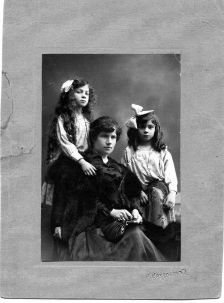 Женщина с двумя девочками, 1900-е