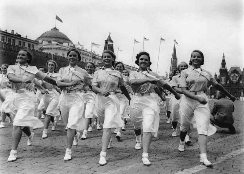 Спортсменки института имени Лесгафта на физкультурном параде, 1 мая 1940, г. Москва. Видео «Молодость» с этой фотографией.&nbsp;