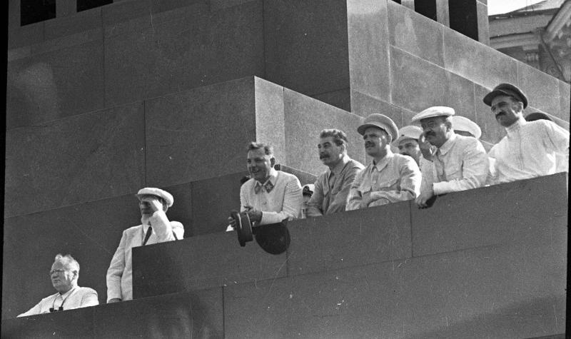 Иосиф Сталин и другие руководители партии и правительства наблюдают физкультурный парад на Красной площади с трибуны Мавзолея, 1938 год, г. Москва, Красная пл.