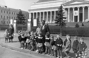 Первомайская демонстрация. Дети перед Государственным музеем изобразительных искусств им. А. С. Пушкина, 1 мая 1963, г. Москва. Из серии «Московский университет».Выставка «Темнокожие в СССР» с этой фотографией.