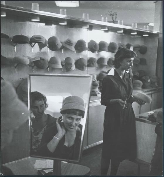 Примерка шляпы, 1957 год, Украинская ССР, г. Харьков. Выставка «10 лучших фотографий: зеркало» и видео «Всеволод Тарасевич» с этой фотографией.