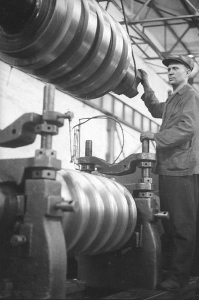 Прокатный цех. Вальце-токарь т. Мамин, 1937 год, г. Магнитогорск