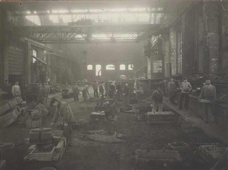 Рабочий день в цеху завода, 1924 год, г. Ленинград. Ленинградский металлический завод создан на базе Санкт-Петербургского металлического завода, основанного в 1857 году.