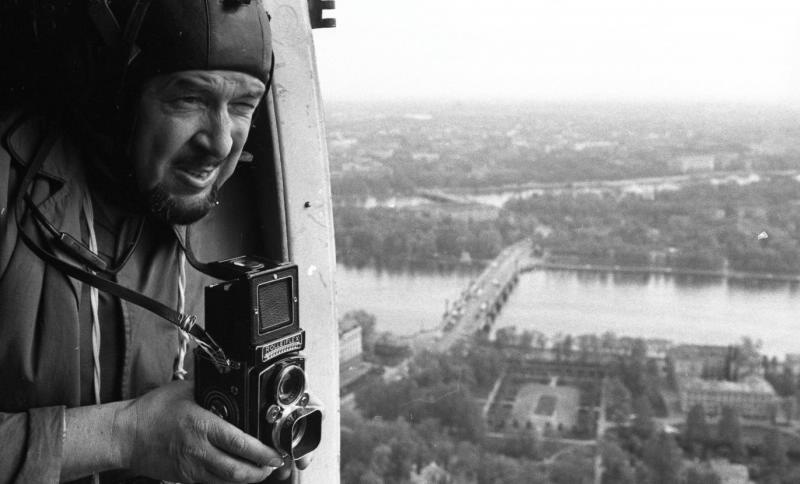 Всеволод Тарасевич на вертолете во время съемки, май 1967, г. Ленинград