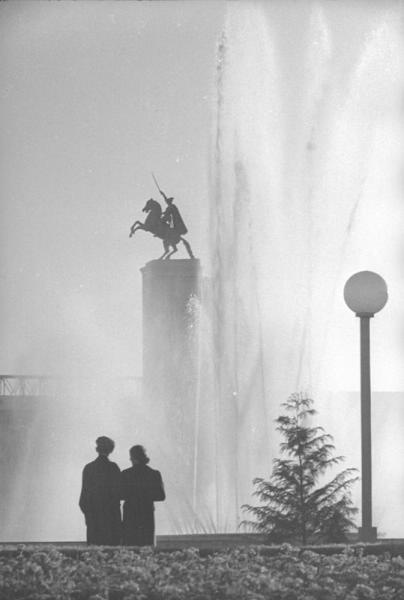 ВСХВ. У фонтана. Памятник Василию Чапаеву на павильоне «Поволжье», 1939 год, г. Москва