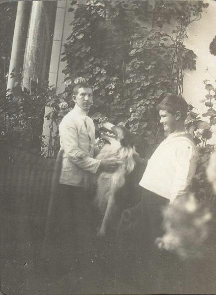 Портрет мужчины и мальчика с собакой, 1900-е
