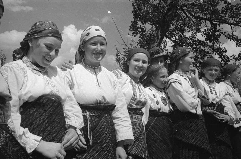 Девушки в национальных костюмах, 2 августа 1940 - 31 декабря 1940, Молдавская ССР, Северная Буковина