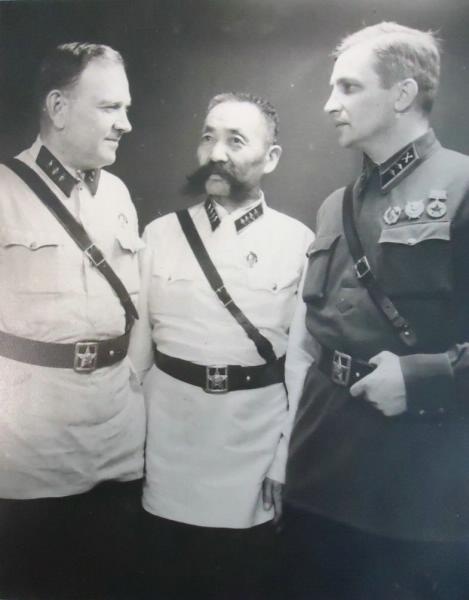 Орденоносцы: генерал-лейтенант Андрей Хрулев, генерал-полковник Ока Городовиков, генерал-майор Георгий Савченко, 1940 год