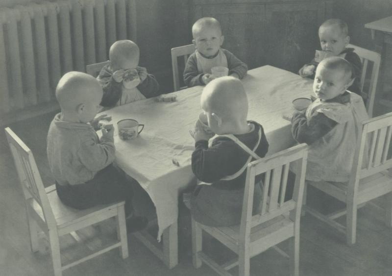Дети большевиков в яслях. Автомобильный завод АМО, 1930 - 1932, г. Москва. Выставка «"Несокрушимая Мэгги" в СССР» с этой фотографией.