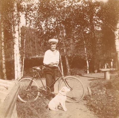 Мальчик с велосипедом, 1895 - 1905