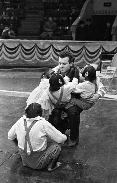 Итальянский дрессировщик Амлетто Чиплини репетирует номер с шимпанзе на манеже Московского цирка на Цветном бульваре, 1960 год, г. Москва