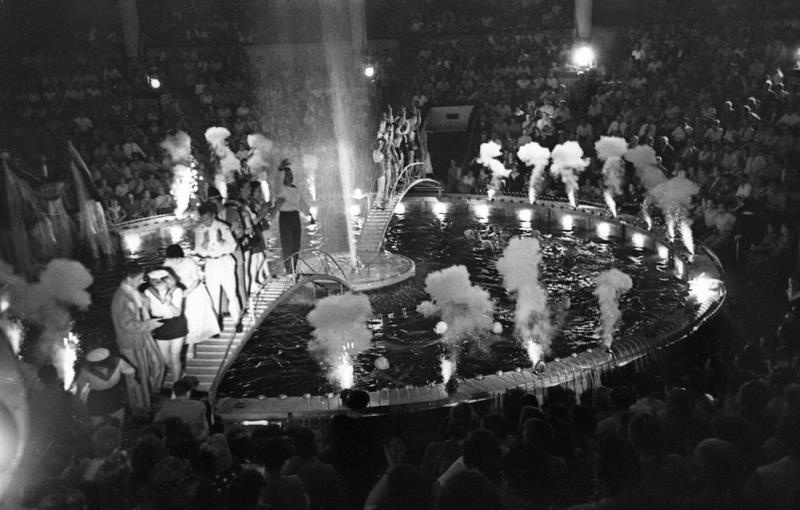 Водяная феерия «Счастливого плавания» в Московском цирке на Цветном бульваре, 1959 год, г. Москва