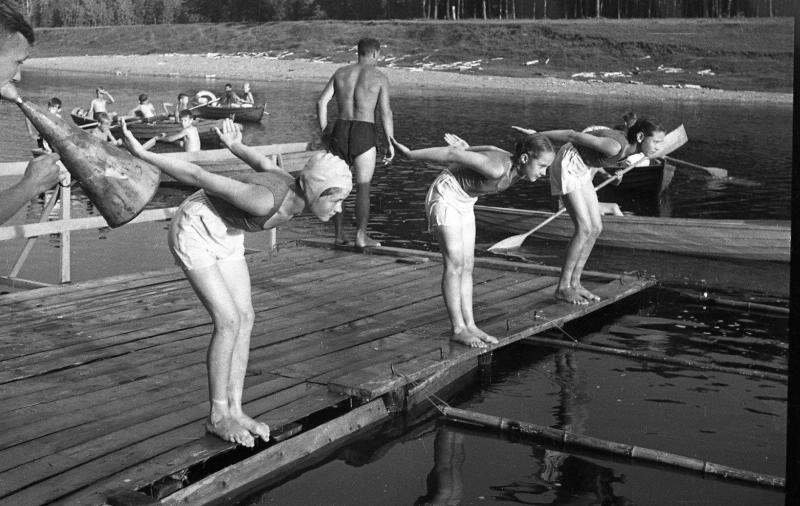 Школьные соревнования по плаванию, 1946 год, г. Москва. Выставка «СССР в 1946 году» с этой фотографией.