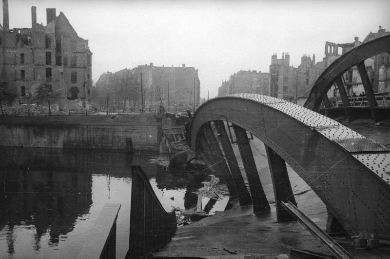 Разрушенный мост, 1945 год, Германия, г. Берлин. Видео «Георгий Петрусов» с этой фотографией.