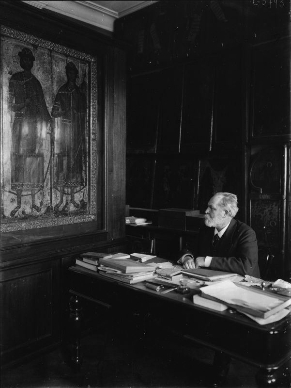 Николай Петрович Лихачев в своем кабинете, 1910-е, г. Санкт-Петербург. На стене икона из собрания Лихачева «Борис и Глеб».