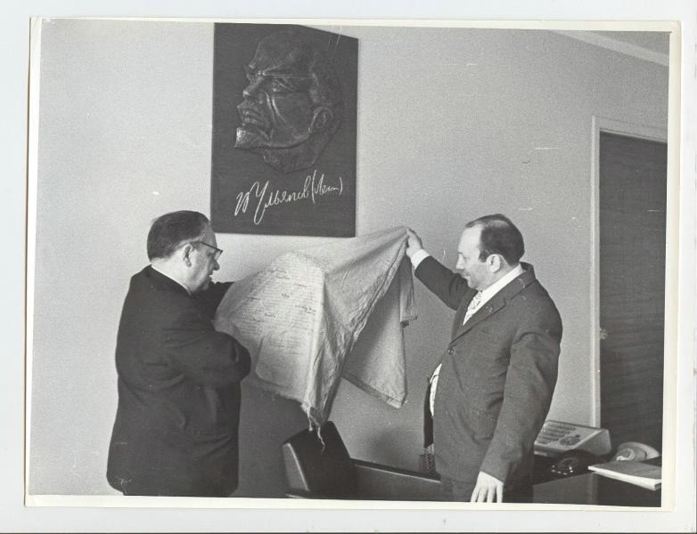 В кабинете. Фотограф Виктор Темин на фоне портрета Владимира Ленина, 1970-е