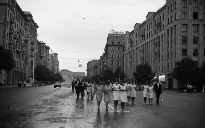 Выпускники на улице Горького, 1967 год, г. Москва, ул. Горького