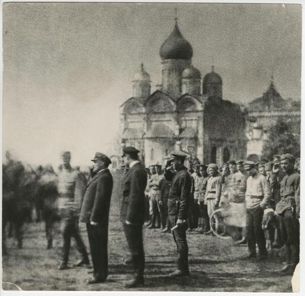 Владимир Ленин принимает парад XI выпуска командиров Первых московских советских пулеметных курсов, 12 мая 1920, г. Москва