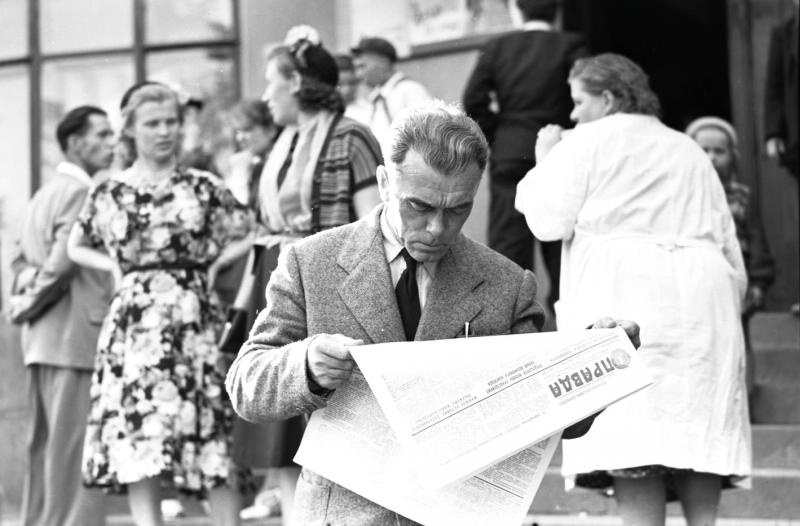Мужчина с газетой «Правда», 1958 год, г. Свердловск