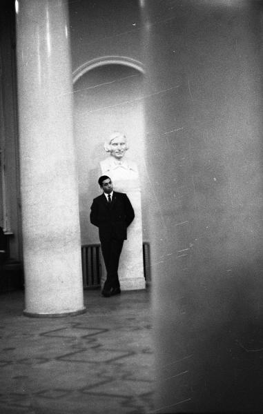 Студент у бюста Н. В. Гоголя, 1963 - 1964, г. Москва. Выставка «Головы и бюсты» с этой фотографией.
