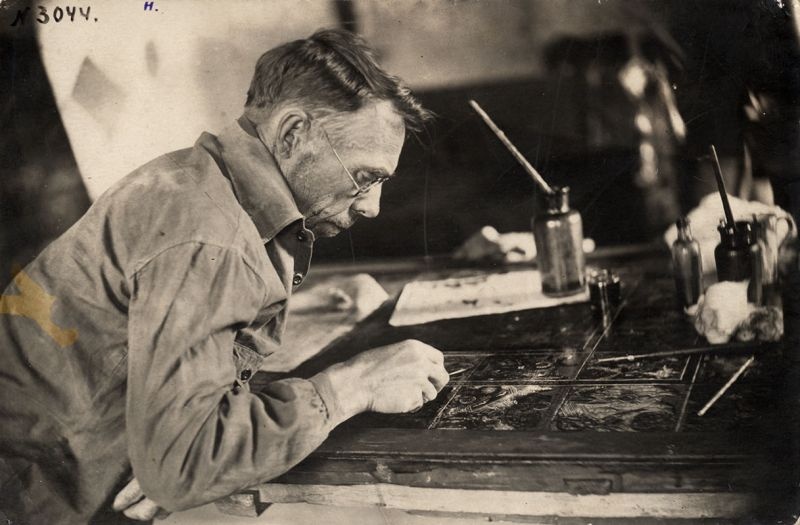 Реставратор Тюлин за работой, 1933 год, Горьковский край, г. Муром. Выставка «Реставраторы» с этой фотографией.