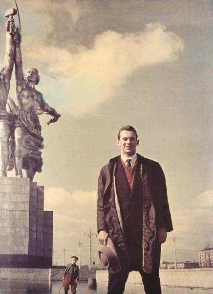 Чемпион мира по прыжкам в высоту Валерий Брумель, 1961 год, г. Москва. Выставка «Сфотографируй меня у памятника» с этой фотографией.&nbsp;