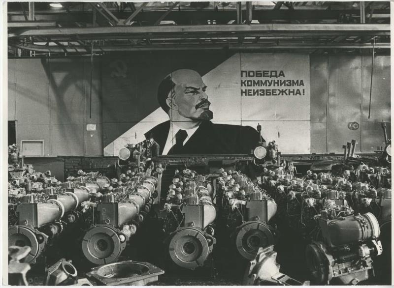 «Победа коммунизма неизбежна!». В цехе моторного завода, 1969 год, г. Москва