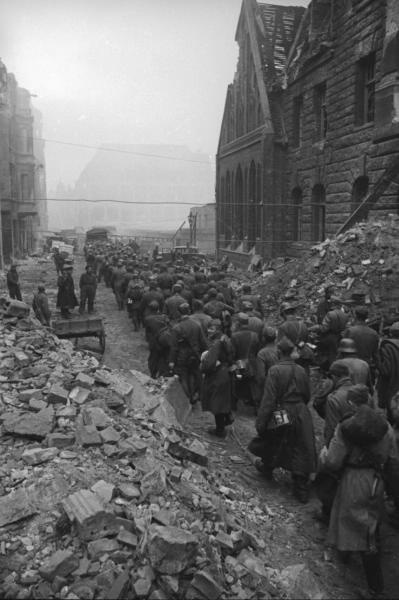 Колонна военнопленных, идущих по улице разрушенного города, 1945 год, Германия, г. Берлин