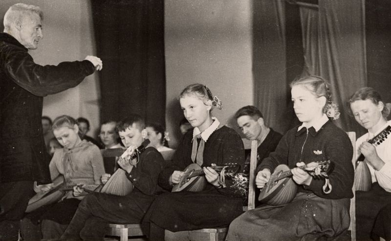 Выступление струнного оркестра из школы села Чаадаева, 1958 год, Владимирская обл., г. Муром