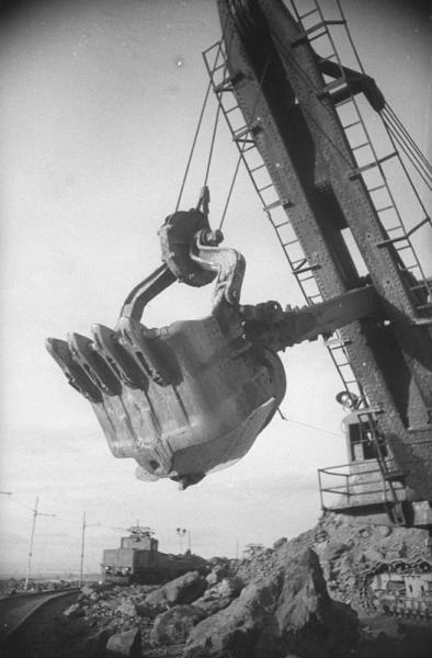 Гора Магнитная. Разработка руды экскаваторами, 1937 год, г. Магнитогорск