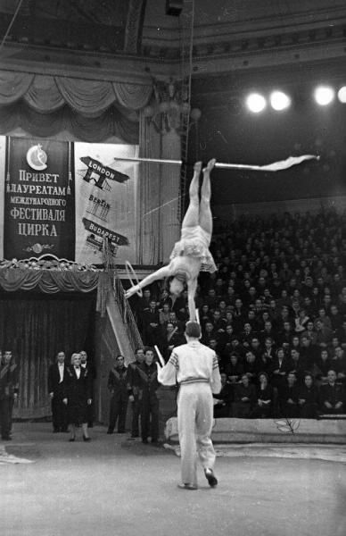 Первый у цирка. Первый цирк. Показ самого первого цирка. The amazing Digital Circus 1960.