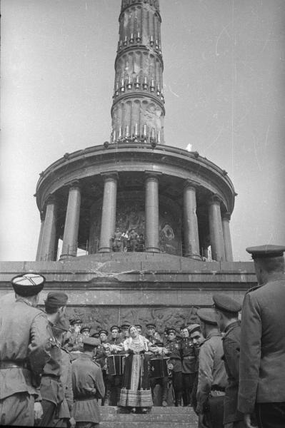 Лидия Русланова, выступающая на фоне Триумфальной колонны (колонны Победы), апрель - май 1945, Германия, г. Берлин. Выставка «Концерт у стен Рейхстага» с этой фотографией.