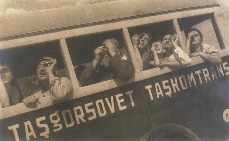 Пассажиры автобуса, наблюдающие солнечное затмение, 1934 год, Узбекская ССР, г. Ташкент. Выставки&nbsp;«Жизнь в дороге»,&nbsp;«Фотограф Макс Пенсон» с этим снимком.