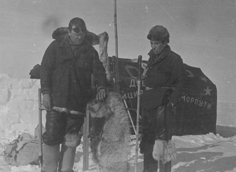 Участники экспедиции, 6 июня 1937 - 19 февраля 1938, Северный полюс. Палатка с надписью: «СССР. Дрейфующая экспедиция Главсевморпути 1937». Высадка экспедиции на лед была выполнена 21 мая 1937 года. Официальное открытие дрейфующей станции «Северный полюс-1» состоялось 6 июня 1937 года.